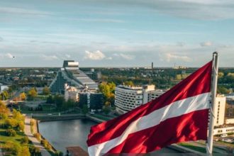 Η Λετονία περιορίζει τη Ρωσική γλώσσα στην αγορά εργασίας και στα ATM