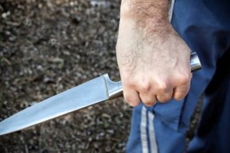 Άνδρας έβγαλε μαχαίρι και απείλησε τη σύντροφό του σε καφετέρια