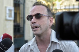 Δίκη - Κιβωτός του Κόσμου: «Θα εμπιστευόμουν με κλειστά μάτια την κόρη μου στον πατέρα Αντώνιο» κατέθεσε ο Πάνος Μουζουράκης