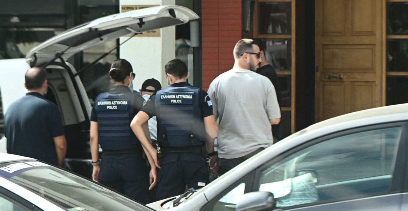 Ομολόγησε πως σκότωσε τον 46χρονο η αδελφή του στη Νέα Σμύρνη - «Μου ζήτησε νερό, τσακωθήκαμε, τον χτύπησα και έπλυνα το μαχαίρι»