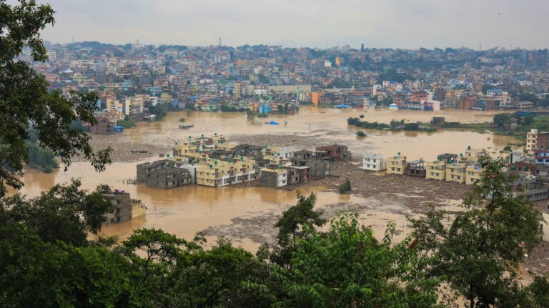 Νεπάλ: 101 νεκροί και 64 αγνοούμενοι εξαιτίας πλημμυρών και κατολισθήσεων