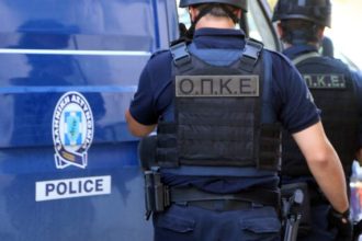 Ασπρόπυργος: Επίθεση με ξύλα και πέτρες σε αστυνομικούς σε καταυλισμό Ρομά – 4 τραυματίες, 2 συλλήψεις