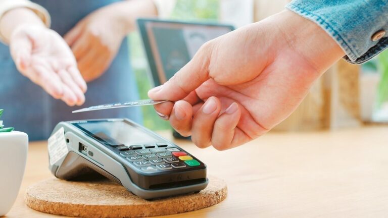 Λήγει τη Δευτέρα η προθεσμία ένταξης στο σύστημα πληρωμών IRIS - Δεν έχουν ενταχθεί χιλιάδες επαγγελματίες - Κινδυνεύουν με πρόστιμο