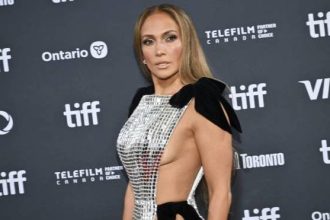 Η Jennifer Lopez με revenge dress και πιο σέξι από ποτέ στην πρώτη δημόσια εμφάνιση μετά το διαζύγιο