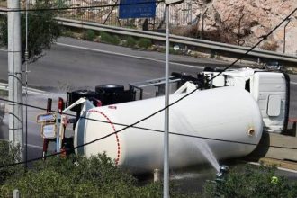 Εκκενώνεται η δομή του Σχιστού μετά τη διαρροή υγραερίου από την ανατροπή του βυτιοφόρου