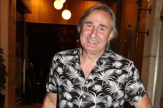 Άκης Σακελλαρίου για το τροχαίο ατύχημα: «Έχω στο πέλμα μου λάμες, βίδες και βελόνες»