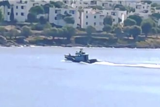 Σκάφος του Λιμενικού κυνήγησε φουσκωτό με διακινητή μέχρι τα τουρκικά παράλια στην Αλικαρνασσό - ΒΙΝΤΕΟ από την καταδίωξη