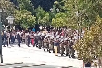 Ένταση στο Σύνταγμα - Δεκάδες προσαγωγές σε συγκέντρωση ακροδεξιών (ΒΙΝΤΕΟ)