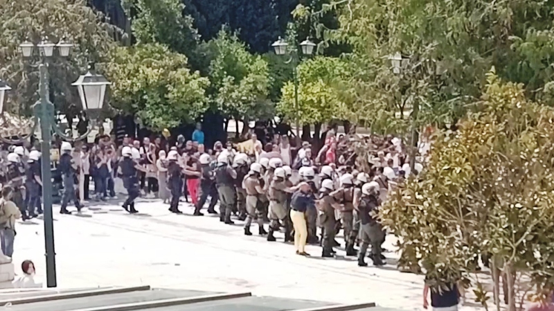 Ένταση στο Σύνταγμα - Δεκάδες προσαγωγές σε συγκέντρωση ακροδεξιών (ΒΙΝΤΕΟ)