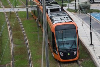 Πεζός παρασύρθηκε από συρμό του τραμ στη Γλυφάδα