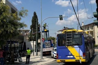 Νέα Φιλαδέλφεια: Έπεσε κολώνα στη μέση του δρόμου – Τραυματίστηκε 16χρονη