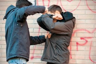 Βία ανηλίκων: Αύξηση 46% μέσα στο 2024 - Τίθεται σε λειτουργία η εφαρμογή SafeYOUth