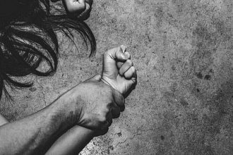 Ηράκλειο: Σήμερα απολογούνται ο πατριός και η μητέρα για τον βιασμό της 13χρονης