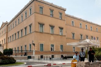 Ποδήλατο με ύποπτο σάκο εντοπίστηκε μπροστά στη Βουλή - ΝΕΟΤΕΡΑ