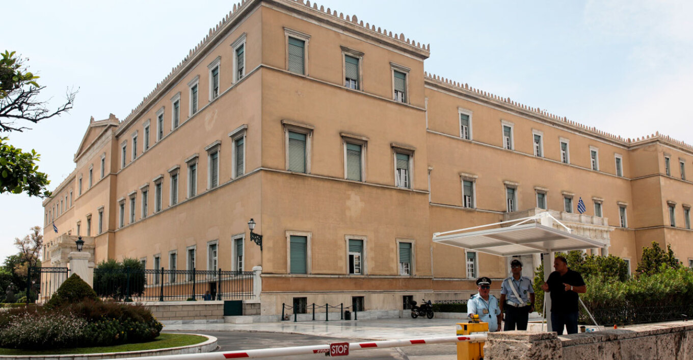 Ποδήλατο με ύποπτο σάκο εντοπίστηκε μπροστά στη Βουλή - ΝΕΟΤΕΡΑ