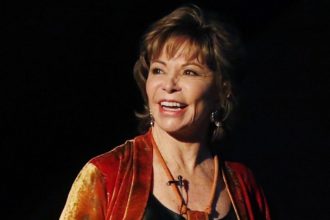 Η Χιλιανή συγγραφέας Ιζαμπέλ Αλιέντε θα γίνει «κούκλα Μπάρμπι»