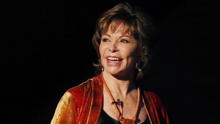 Η Χιλιανή συγγραφέας Ιζαμπέλ Αλιέντε θα γίνει «κούκλα Μπάρμπι»