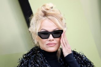 Η Πάμελα Άντερσον θα τιμηθεί με το βραβείο Golden Eye