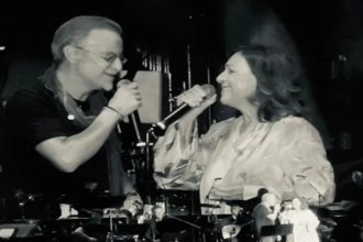 Μάγεψε η Χάρις Αλεξίου - Τραγούδησε ξανά για τον Λευτέρη Παπαδόπουλο ΒΙΝΤΕΟ