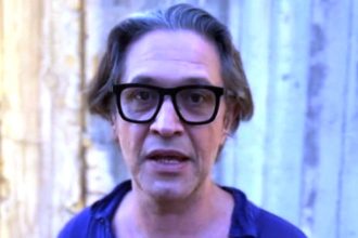 Το παράπονο του Αιμίλιου Χειλάκη στους θεατές: «Αργήσατε 50 χρόνια, πρέπει να σας το πω αυτό»