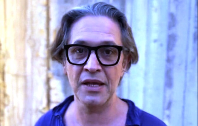 Το παράπονο του Αιμίλιου Χειλάκη στους θεατές: «Αργήσατε 50 χρόνια, πρέπει να σας το πω αυτό»