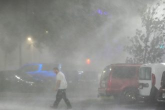 Τυφώνας Μίλτον: Ανεμοστρόβιλοι, τεράστια κύματα και νεκροί – Βυθισμένες στο σκοτάδι ολόκληρες κομητείες