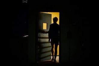 Επιτέθηκε στη σύζυγό του επειδή τον κλείδωσε έξω - «Είχε βάλει κοριό στο σπίτι»