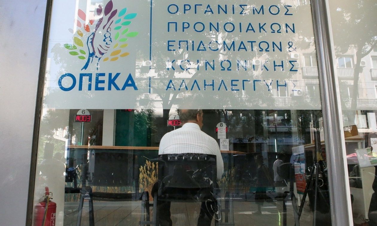 Γιατί μπαίνει «κόφτης» στα επιδόματα - Τι πρέπει να ξέρουν οι δικαιούχοι του ΟΠΕΚΑ