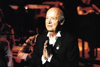 Μίμης Πλέσσας: Σε λαϊκό προσκύνημα η σορός του - Το μεσημέρι η κηδεία του κορυφαίου μουσικοσυνθέτη