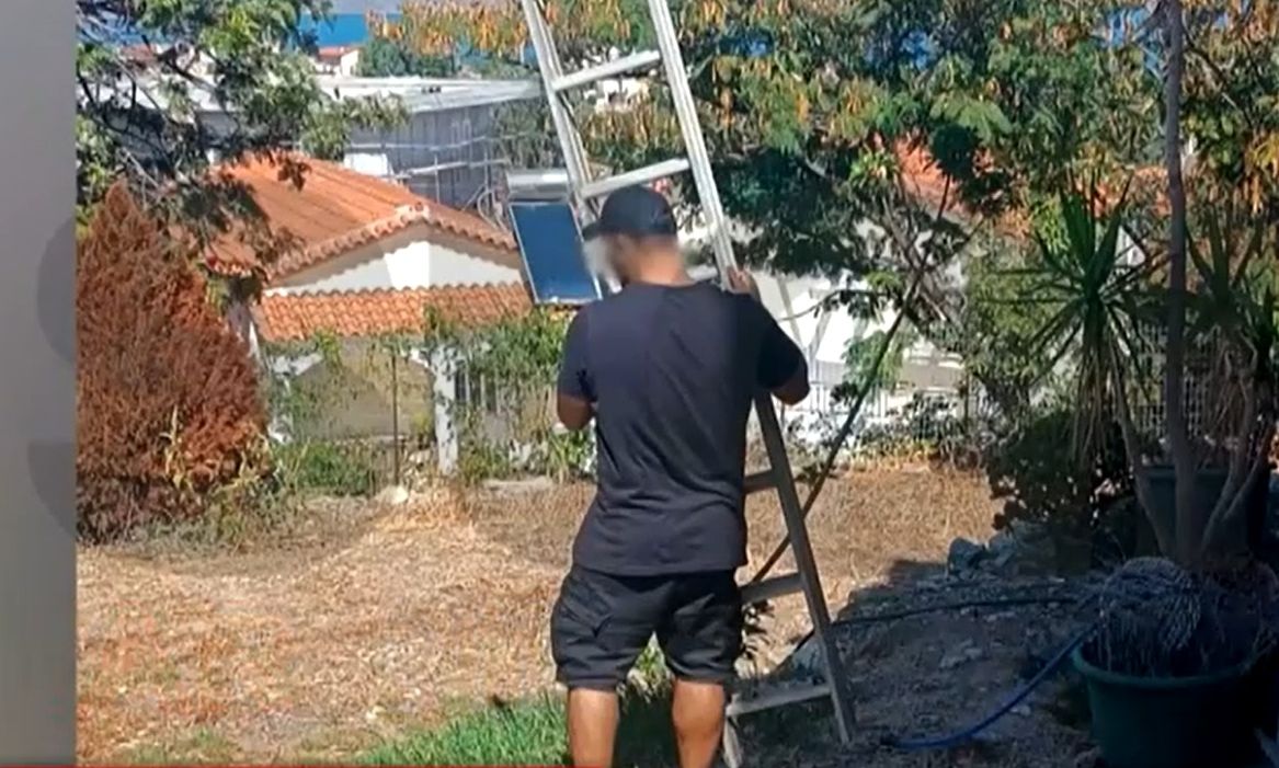 Απίστευτο θράσος από κλέφτη - Τον «τσάκωσε» να προσπαθεί να μπει στο σπίτι με σκάλα