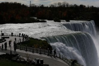 Μητέρα έκανε με τα δύο παιδιά της «βουτιά θανάτου» στους καταρράκτες του Νιαγάρα