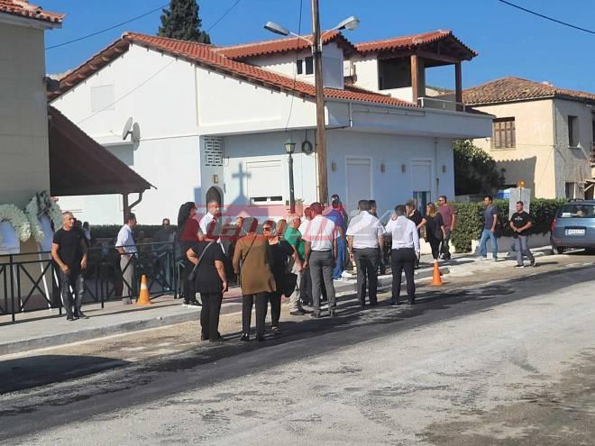 Σε κλίμα βαθιάς οδύνης οι κηδείες των δύο θυμάτων της φονικής πυρκαγιάς στην Κορινθία (ΦΩΤΟ)