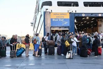 Χιλιάδες ταξιδιώτες αναχωρούν για το τριήμερο μετά τη λήξη της απεργίας της ΠΝΟ