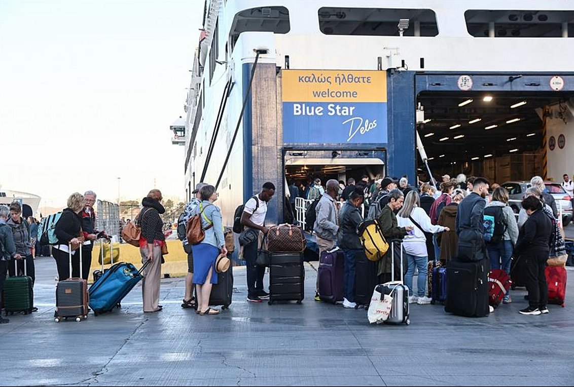 Χιλιάδες ταξιδιώτες αναχωρούν για το τριήμερο μετά τη λήξη της απεργίας της ΠΝΟ