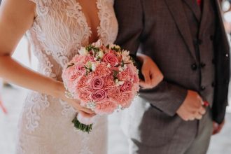 Έξαλλος ιερέας σε γάμο: Διέκοψε το μυστήριο λόγω της κουμπάρας