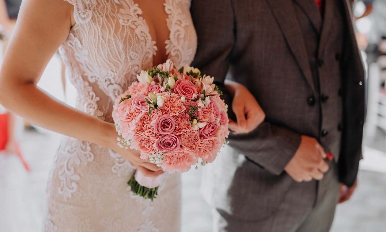 Έξαλλος ιερέας σε γάμο: Διέκοψε το μυστήριο λόγω της κουμπάρας