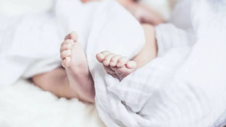 Σοκ σε κηδεία – Βρέφος κούνησε τα δάχτυλά του στο φέρετρο