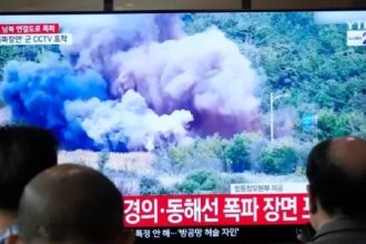 Πιάστηκαν στα χέρια μπροστά στο παιδί τους μέσα σε σταθμό του Μετρό