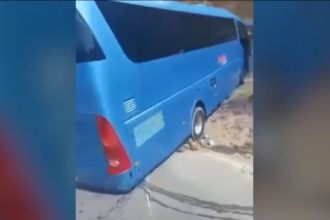 Λεωφορείο κόλλησε σε στροφή πάνω από γκρεμό – Κατέβασε τους τουρίστες για να σωθούν