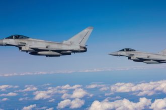 Ξυλοκόπησε την έγκυο αδελφή του και τον σύντροφό της