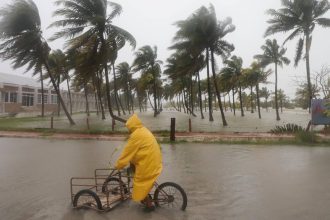 Τυφώνας Μίλτον: «Γράψτε το όνομά σας με μαρκαδόρο για να σας ταυτοποιήσουμε» - Απεγνωσμένη έκκληση για εκκενώσεις