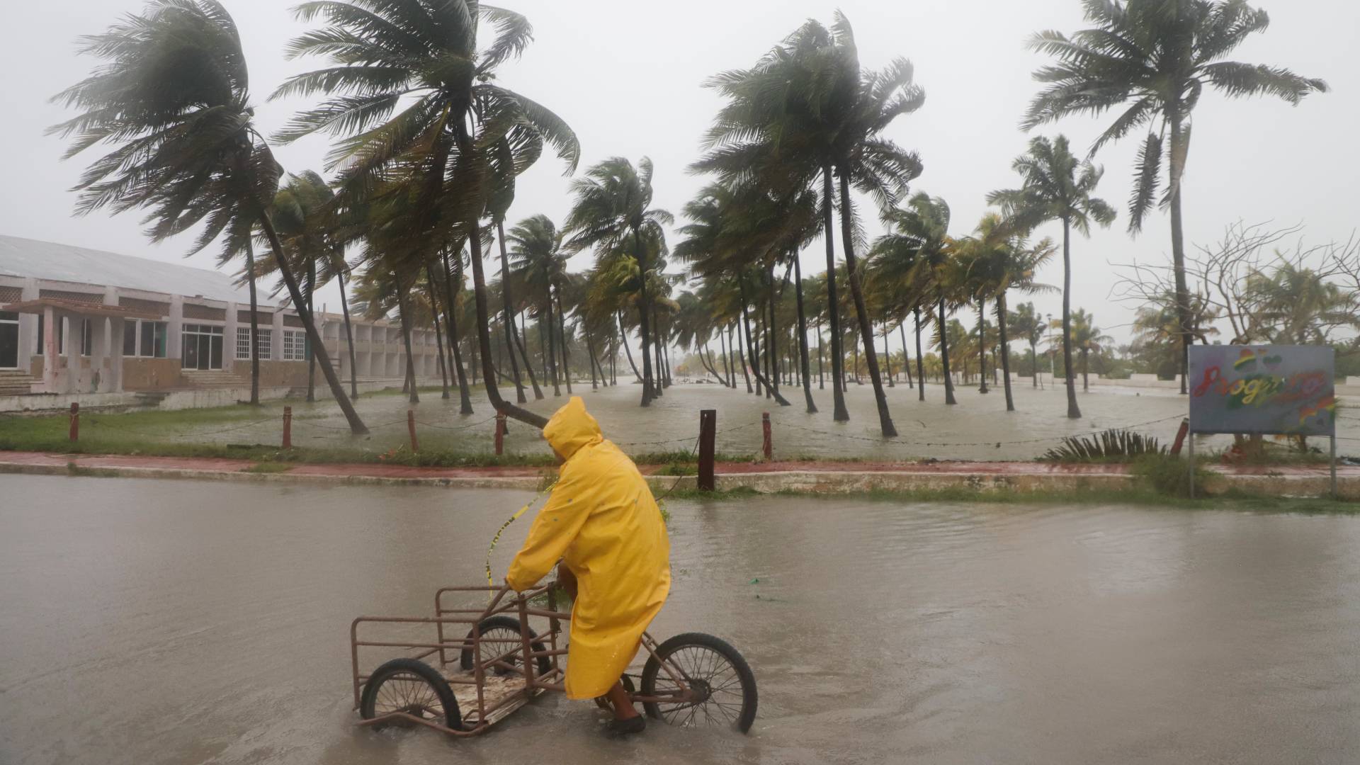 Τυφώνας Μίλτον: «Γράψτε το όνομά σας με μαρκαδόρο για να σας ταυτοποιήσουμε» - Απεγνωσμένη έκκληση για εκκενώσεις
