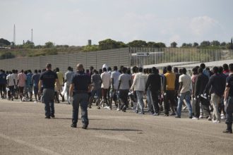 Ιταλοί δικαστές ζητούν από την ΕΕ να διευκρινίσει βάσει ποιών κριτηρίων καθορίζονται οι «ασφαλείς χώρες» προέλευσης μεταναστών