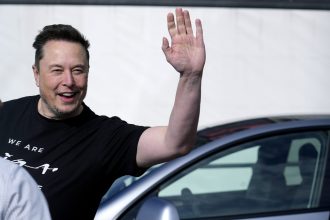 Ο Έλον Μασκ μοιράζει ένα εκατ. δολάρια καθημερινά σε όποιον υπογράφει το ψήφισμα για την οπλοκατοχή