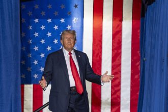 ΗΠΑ: Δισεκατομμυριούχοι και CEO υιοθετούν προσεκτική στάση καθώς ο Τραμπ δεσμεύεται για «εκδίκηση»