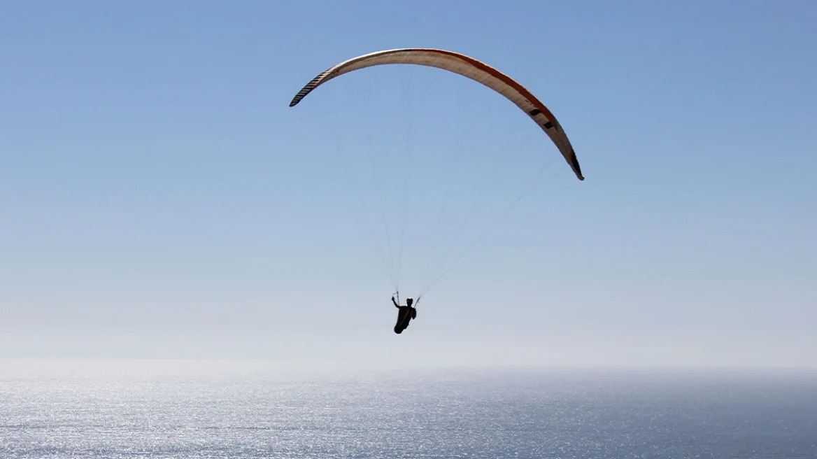 Άτομο που έκανε «παραπέντε» έπεσε στη Θέρμη - Έχει βρεθεί χωρίς τις αισθήσεις του