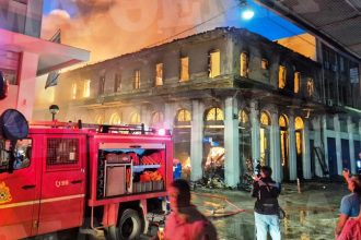 Μεγάλη φωτιά σε κτίριο στον Πειραιά - Ήχησε το 112 λόγω του καπνού (ΒΙΝΤΕΟ)