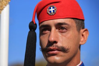 Θεσσαλονίκη: Δακρυσμένος εύζωνας στην στρατιωτική παρέλαση - Φωτογραφίες