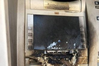 Έκρηξη έξω από το Δημαρχείο Αυλώνα – Στόχος δύο ΑΤΜ, σημαντικές υλικές ζημιές