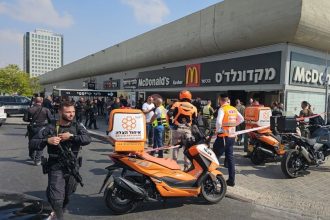 Ισραήλ: Ενας νεκρός και 10 τραυματίες στην επίθεση σε σταθμό λεωφορείων